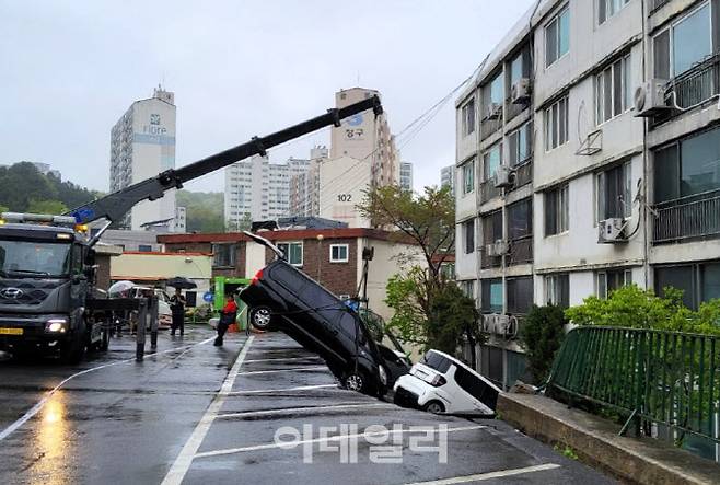 크레인이 무너진 주차장으로 빠진 차량을 끄집어 올리고 있다.(사진=경기도북부소방재난본부 제공)