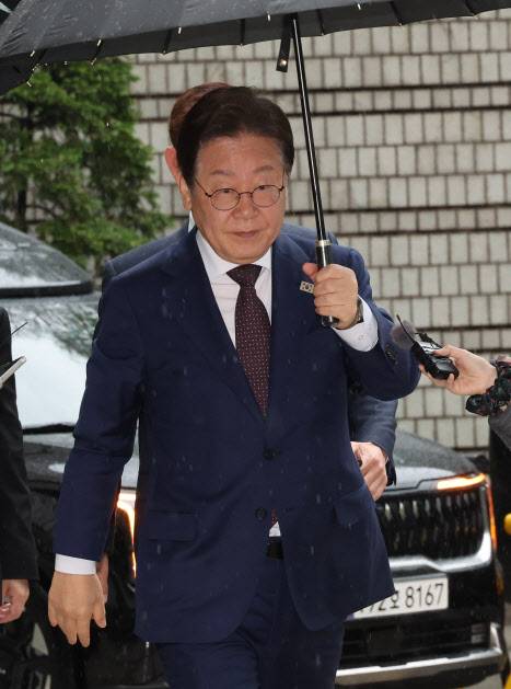 이재명 더불어민주당 대선 예비후보가 22일 서울중앙지법에서 열린 ‘대장동 배임·성남FC 뇌물’ 1심 재판에 출석하고 있다. (사진=연합뉴스)