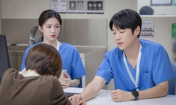 tvN 토일드라마 '언젠가는 슬기로울 전공의생활'의 고윤정, 정준원/사진=tvN