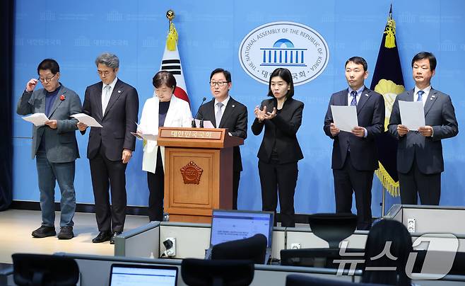 박범계 의원 등 국회 법제사법위원회 소속 더불어민주당 의원들이 22일 오전 서울 여의도 국회 소통관에서 기자회견을 열고 박성재 법무부장관이 내란 은폐를 위한 계획적 알박기 인사를 하고 있다며 인사 중단을 촉구하고 있다. 2025.4.22/뉴스1 ⓒ News1 이광호 기자