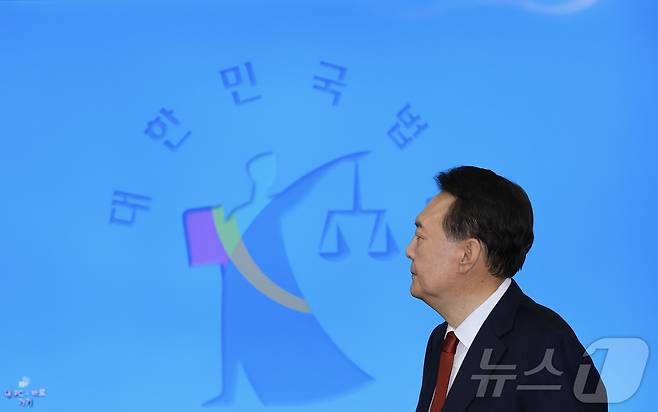 윤석열 전 대통령이 21일 서초동 서울중앙지법에서 열린 내란 우두머리 혐의에 대한 두 번째 정식 재판에 출석하고 있다. 2025.4.21/뉴스1 ⓒ News1 사진공동취재단