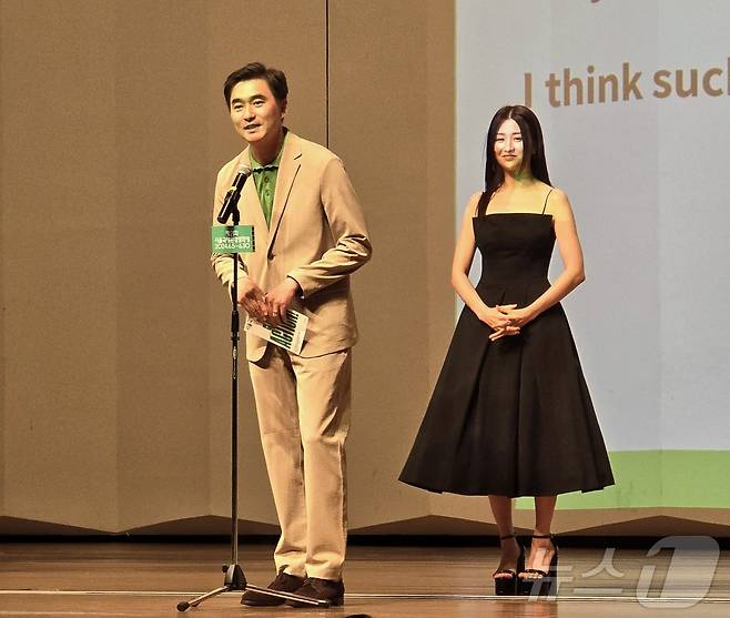 서울 서대문구 이화여대 대강당에서 개막한 제21회 서울국제환경영화제에서 에코프렌즈 배우 김석훈씨와 박하선씨가 인사하고 있다. 2024.6.5/뉴스1 ⓒ News1 황덕현 기후환경전문기자