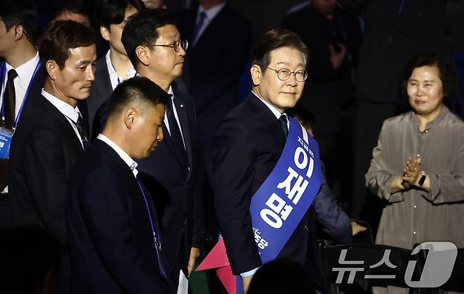 이재명 더불어민주당 대선 경선 후보가 19일 충북 청주체육관에서 열린 제21대 대통령선거 후보자 선출을 위한 충청권 합동연설회에서 입장하고 있다. 2025.4.19/뉴스1 ⓒ News1 김민지 기자