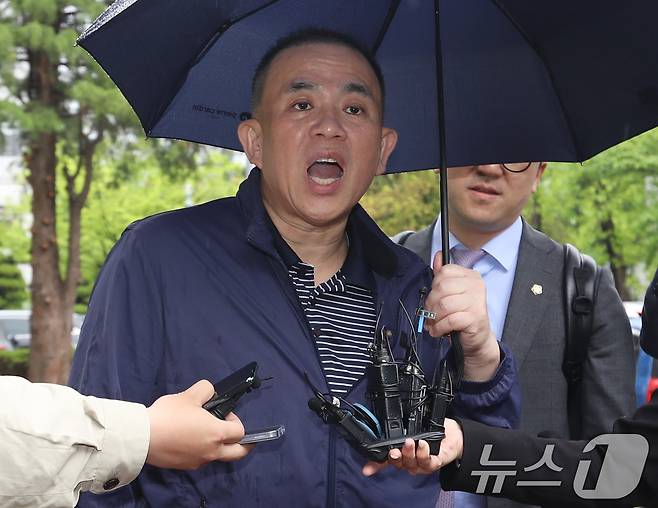 공천 대가 돈 거래 혐의로 구속됐다가 최근 보석으로 풀려난 정치 브로커 명태균 씨가 22일 오전 경남 창원시 성산구 창원지방법원에서 열린 4차 공판에 출석하며 취재진 질문에 답하고 있다. 2025.4.22/뉴스1 ⓒ News1 윤일지 기자