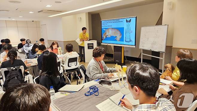 침치료인증수의사 수업이 21일 서울 강남구 VIP동물한방재활의학센터 by Dr. 신사경에서 열렸다. ⓒ 뉴스1 최서윤 기자