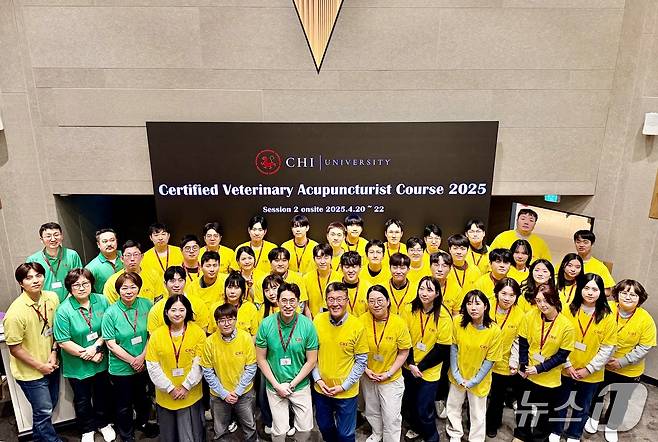 침치료인증수의사 수업 참석자들이 20일 서울 강남구 VIP동물한방재활의학센터 by Dr. 신사경에서 기념사진을 찍고 있다(병원 제공). ⓒ 뉴스1