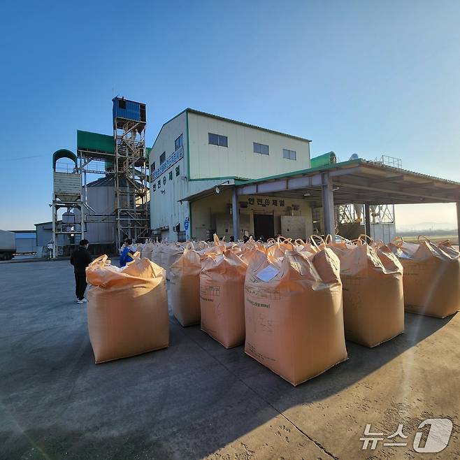 정읍시가 벼농사 경영비 절감을 위해 수확기에 필요한 수매 자재 톤백(1톤들이 자루)을 공급한다.(정읍시 제공. 재판매 및 DB금지)
