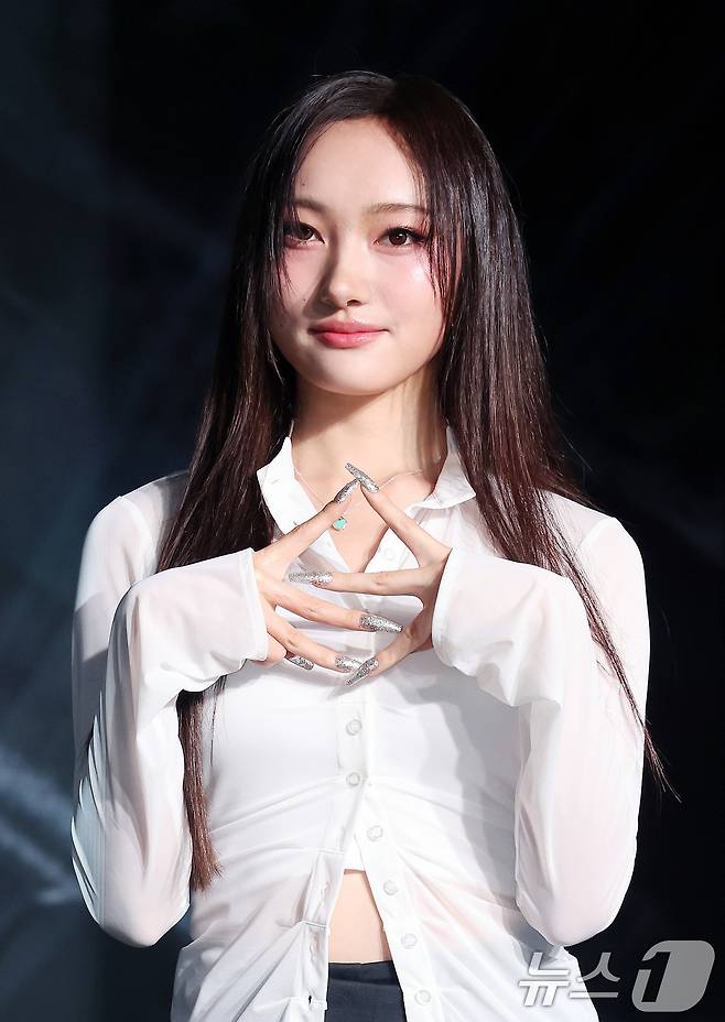 신인 걸그룹 VVS(브이브이에스) 라나가 22일 서울 강남구 일지아트홀에서 가진 싱글 'TEA' 발매 쇼케이스에서 포즈를 취하고 있다. 2025.4.22/뉴스1 ⓒ News1 이동해 기자