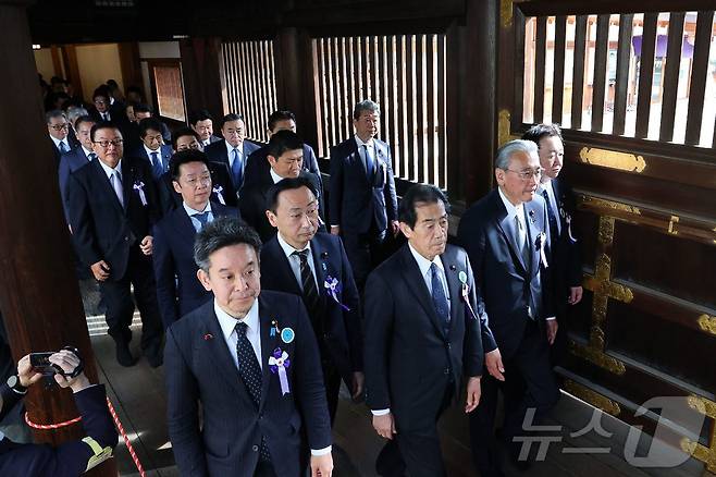 22일(현지시간) 일본 의원들이 춘계 예대제를 맞아 태평양전쟁 A급 전범이 합사된 도쿄 야스쿠니 신사에 참배를 하고 있다. 2025.04.22 ⓒ AFP=뉴스1 ⓒ News1 우동명 기자