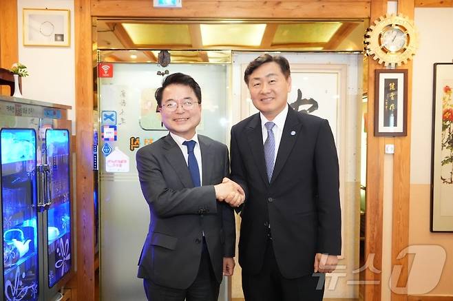 육동한 춘천시장이 22일 전주의 한 식당에서 김관영 전북도지사와 국제스케이트장 유치 관련 논의의 시간을 가졌다. 전라북도는 2036년 하계올림픽 국내후보지로 선정됐다. 김관영 지사는 유치 과정에서의 생생한 경험과 노하우를 육 시장에게 공유했다.(춘천시 제공, 재판매 및 DB금지) 2025.4.22/뉴스1 ⓒ News1 한귀섭 기자