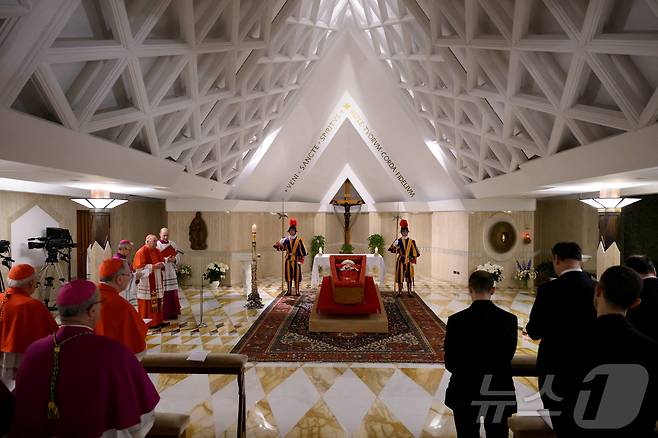 교황청(바티칸)이 공개한 21일(현지시간) 프란치스코 교황의 입관 모습. 2025.04.21 ⓒ 로이터=뉴스1 ⓒ News1 이지예 객원기자