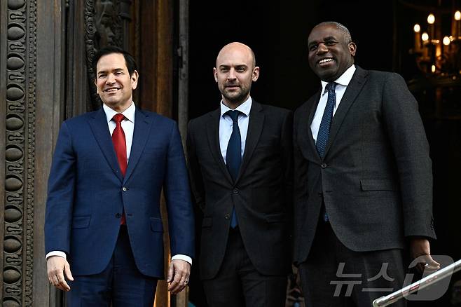 마코 루비오 미국 국무장관과 장 노엘 바로 프랑스 외무 장관, 데이비드 래미 영국 외무장관이 17일(현지시간) 파리에서 우크라이나 종전 협상을 위한 회담에 앞서 포즈를 취하고 있다. 2025.04.18 ⓒ AFP=뉴스1 ⓒ News1 우동명 기자