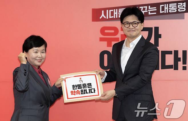 한동훈 국민의힘 대선 경선 후보가 22일 오후 서울 여의도 자신의 캠프 사무실에서 열린 중앙차세대위원회 간담회에서 정책제안서를 전달 받고 있다. 2025.4.22/뉴스1 ⓒ News1 이재명 기자
