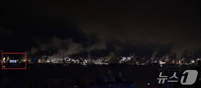 지구의 날인 22일 오후 포스코 포항제철소가 경관 조명이 꺼져있다. 포스코 포항제철소는 지구의 날을 맞아 이날 오후 8시부터 10분간 소등행사에 참가하고 있다.  붉은색  네모안에 있는 소통보드에 '지구의 날'을 알리는 문구가 표출되고 있다. 지구의 날은 기후변화와 환경오염의 심각성을 알리기 위해 이날 오후 8시부터 일정 시간 동안 조명을 끄는 '소등 행사'가 진행된다. 2025.4.22/뉴스1 ⓒ News1 최창호 기자