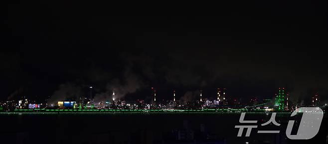 지구의 날인 22일 오후 포스코 포항제철소가 경관 조명이 꺼져있다. 포스코 포항제철소는 지구의 날을 맞아 이날 오후 8시부터 10분간 소등행사에 참가한 후 경관 조명을 모두 초록색으로 연출했다. 2025.4.22/뉴스1 ⓒ News1 최창호 기자