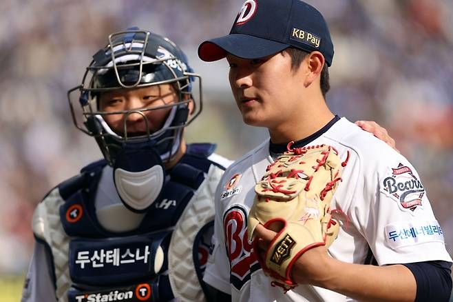 두산 마무리 김택연이 포수 김기연과 이야기를 나누고 있다. 사진 | 두산 베어스