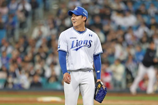 삼성 원태인이 10일 대구삼성라이온즈파크에서 열린 2025 KBO리그 정규시즌 SSG전 3회초를 마치고 마운드서 내려오고 있다. 사진 | 삼성 라이온즈