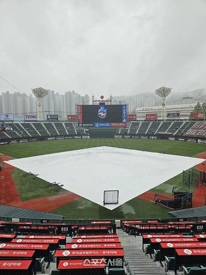 한화와 롯데가 22일 부산 사직구장에서 2025 KBO리그 정규시즌 주중 3연전 첫 번째 경기를 치르는 가운데 경기 전 대형 방수포가 그라운드에 깔렸다. 사직 | 김동영 기자 raining99@sportsseoul.com