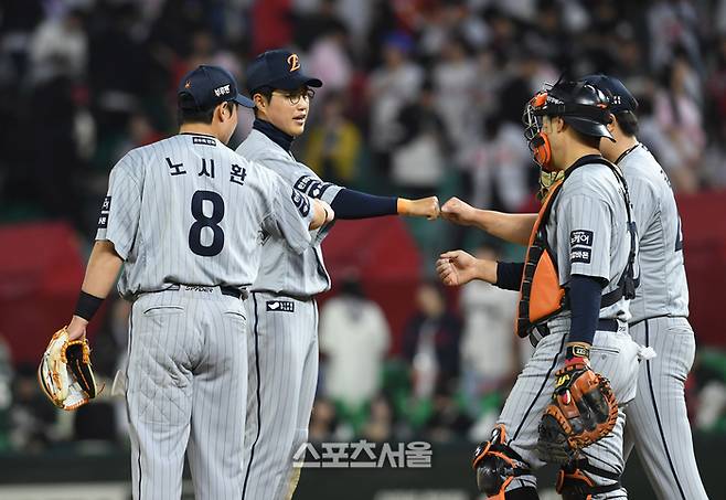 한화 선수들이 17일 인천SSG랜더스필드에서 열린 2025 KBO리그 SSG와 경기에서 승리한 후 하이파이브를 하고 있다. 문학 | 박진업 기자 upandup@sportsseoul.com