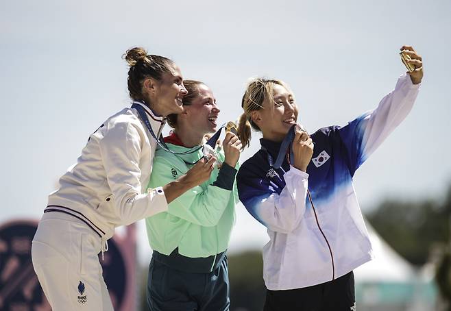 2024 파리올림픽에서 성승민 선수가 시상대에서 동메달 획특 후 기념사진을 촬옇하고 있다. 사진 | 대한근대5종연맹