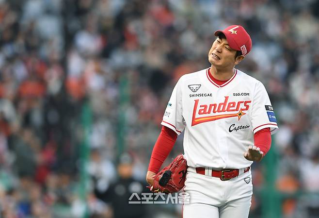 SSG 선발투수 김광현이 한달 넘게 승리를 챙기지 못하고 있다. 문학 | 박진업 기자 upandup@sportsseoul.com