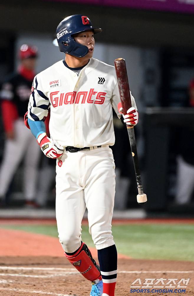 10일 부산 사직야구장에서 열린 KIA와 롯데의 경기, 롯데 장두성이 타격을 하고 있다. 부산=허상욱 기자wook@sportschosun.com/2025.04.10/