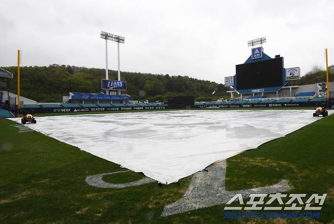 22일 대구 삼성라이온즈파크에서 열릴 예정인 삼성 라이온즈와 KIA 타이거즈의 경기를 앞두고 비가 내리고 있다. 대구=박재만 기자 pjm@sportschosun.com/2025.04.22/