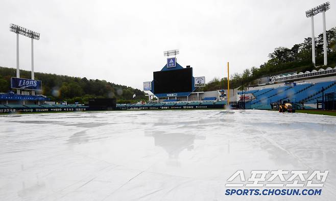 22일 대구 삼성라이온즈파크에서 열릴 예정인 삼성 라이온즈와 KIA 타이거즈의 경기를 앞두고 비가 내리고 있다. 대구=박재만 기자 pjm@sportschosun.com/2025.04.22/