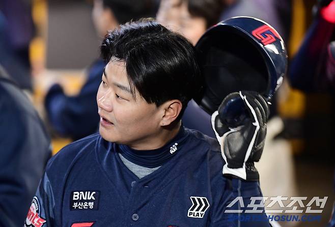 25일 인천 SSG랜더스필드에서 열린 KBO리그 SSG와 롯데의 경기. 5회 1사 2루. 정보근이 1타점 2루타를 날렸다. 득점에 성공한 손호영. 인천=송정헌 기자songs@sportschosun.com/2025.03.25/