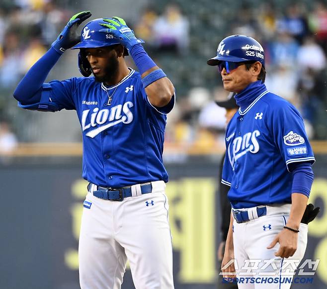 16일 잠실야구장에서 열린 삼성과 LG의 경기, 1회초 2사 3루 삼성 디아즈가 1타점 적시타를 치고 기쁨을 나누고 있다. 잠실=허상욱 기자wook@sportschosun.com/2025.04.16/