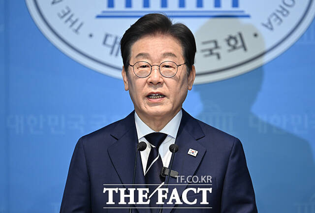 이재명 더불어민주당 대선 경선 후보는 22일 "아플 때 국민 누구도 걱정 없는 나라, 제대로 치료받을 수 있는 사회를 만들겠다"며 공공의료 강화에 나서겠다고 밝혔다. /박헌우 기자