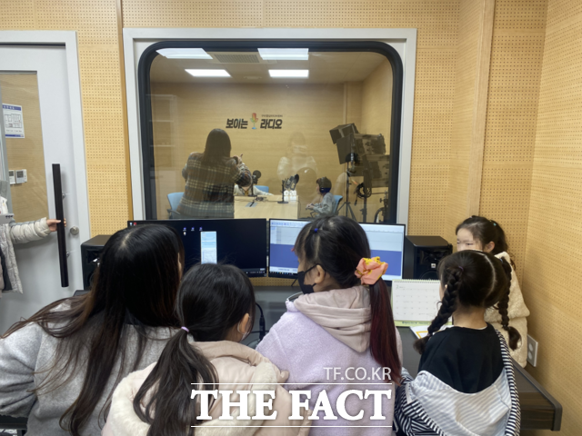 청소년들이 구미영상미디어센터 보이는 라디오 스튜디오에서 체험학습을 하고 있다. /구미시