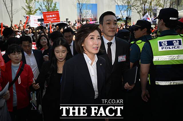 나경원 국민의힘 대선 경선 후보가 "외부 용병만 기웃거려서는 백약이 무효"라며 한덕수 대통령 권한대행 국무총리 차출론을 다시 저격했다. 나 후보가 20일 서울 강서구 ASSA아트홀에서 열린 대선 후보자 1차 경선 B조 조별 토론회에 도착해 지지자들과 인사한 뒤 이동하고 있다. /국회사진취재단