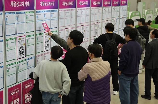 2024 부산 ICT 일자리 박람회에서 구직자들이 채용공고 게시판을 살펴보고 있다. 연합뉴스