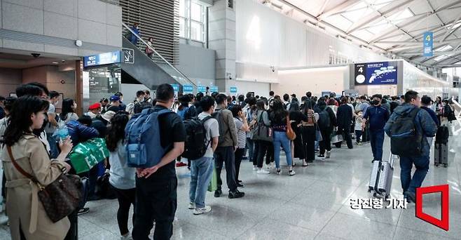 근로자의 날과 어린이날까지 포함된 황금연휴가 있던 2023년 5월 3일 인천국제공항 제1여객터미널에서 해외여행을 떠나려는 여행객들로 북적이고 있다. 강진형 기자