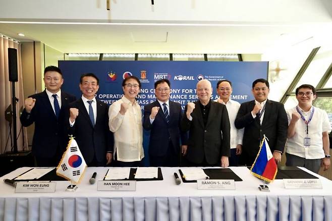 백원국 국토교통부 제2차관(왼쪽에서 네 번째)과 한문희 코레일 사장(왼쪽에서 두 번째) 등이 참여한 수주지원단이 22일 필리핀 마닐라에서 수주한 마닐라 도시철도 운영·유지보수 사업 계약을 체결하고 기념촬영을 하고 있다. 국토부 제공