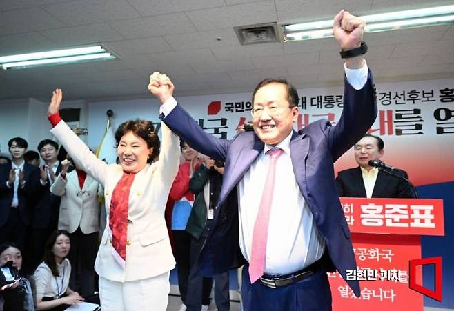 홍준표 전 대구시장이 지난 4월 14일 서울 여의도 대하빌딩 캠프 사무소에서 제21대 대통령 선거 출마 선언하며 부인 이순삼 씨와 함께 손을 들어보이고 있다. 사진=김현민 기자