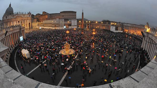 지난 2013년 콘클라베 기간 성 베드로 광장에 모여 결과를 기다리는 시민들의 모습
