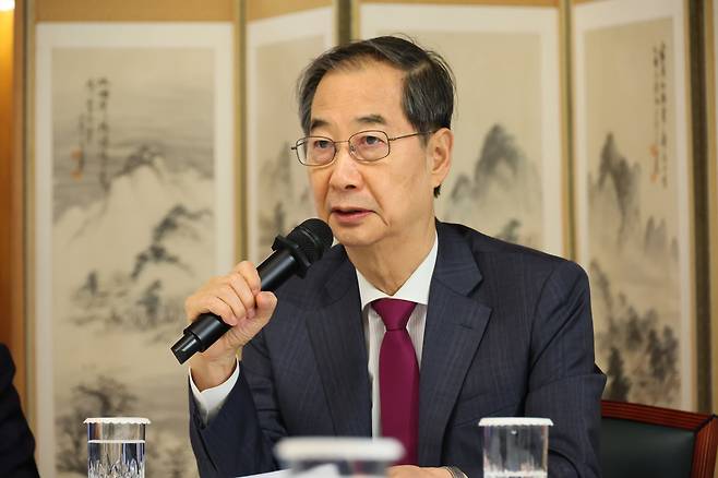 한덕수 대통령 권한대행 국무총리가 14일 서울 종로구 삼청동 총리공관에서 열린 경제안보전략 TF 회의에서 발언을 하고 있다./총리실