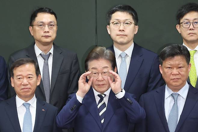 이재명 제21대 대통령 선거 더불어민주당 경선 후보가 21일 서울 여의도 금융투자협회에서 열린 자본시장 활성화를 위한 정책간담회에서 기념촬영 전 안경을 고쳐쓰고 있다./뉴시스