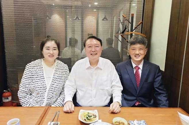 윤석열 전 대통령이 지난 19일 배의철 변호사, 김계리 변호사와 함께 식사 자리를 가진 모습. /김계리 변호사 SNS