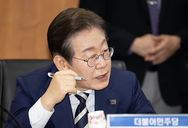 이재명 더불어민주당 경선 후보가 21일 오전 서울 여의도 금융투자협회에서 열린 자본시장 활성화를 위한 정책간담회에서 금융권 리서치 센터장 질문에 답변하고 있다. /뉴스1