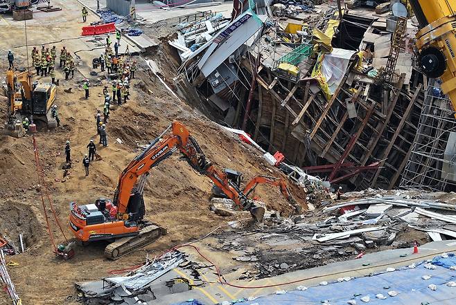 16일 경기 광명시 일직동 신안산선 복선전철 5-2공구 붕괴 현장에서 소방관 등 관계자들이 실종자를 수색하는 모습./뉴스1