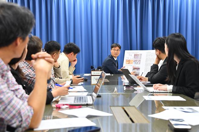 부산시 감사위원회가 22일 부산 도시철도 사상~하단선 주변 땅꺼짐 발생 등과 관련한 특별감사 결과를 발표하고 있다./부산시