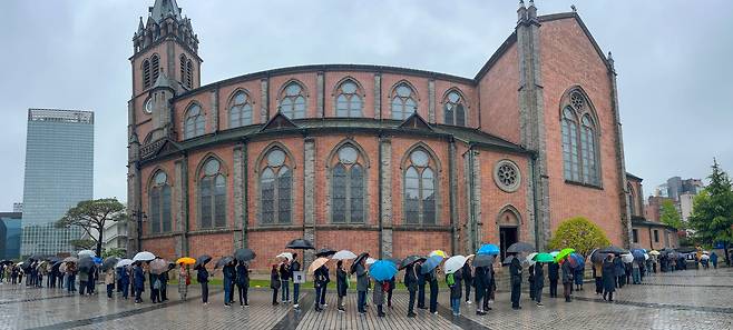 2025년 4월 22일 오후 서울 중구 명동성당에서 시민들이 프란치스코 교황을 추모하기 위해 분향소로 향하고 있다. /장련성 기자