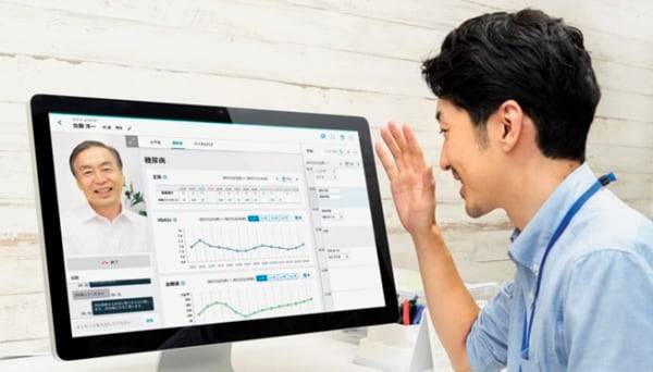 일본의 한 의사가 스마트폰 영상 통화를 활용해 당뇨병 환자를 진료하는 모습. 의사는 모니터에 혈당 수치 변화 그래프 등 환자 정보를 띄워놓고 먼 거리에서도 비대면(非對面)으로 진료가 가능하다./조선DB