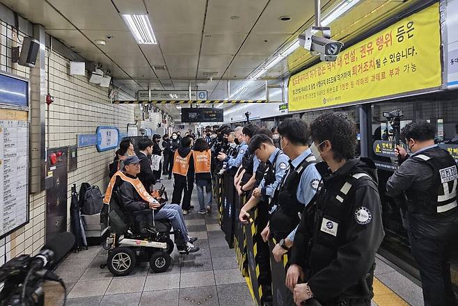 전국장애인차별철폐연대(전장연) 회원들이 22일 서울 혜화역 승강장에서 선전전을 준비하고 있다. 이날 전장연은 지하철 당국에 의해 강제 퇴거당했다. /연합뉴스
