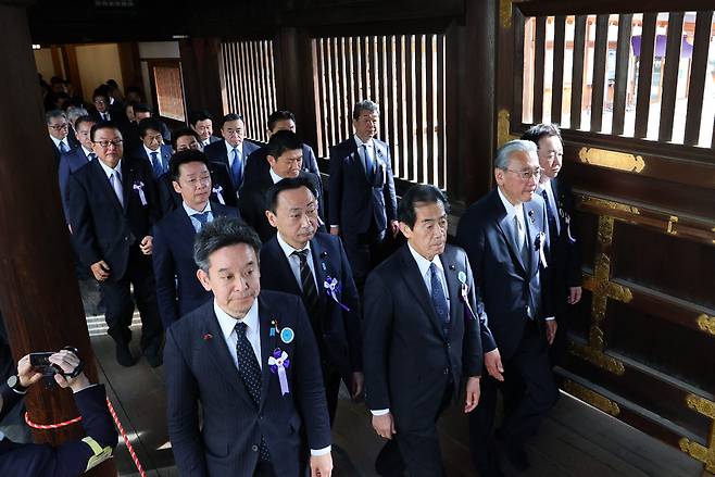 22일 일본 국회의원들이 야스쿠니 신사를 참배하고 있다. / AFP=연합뉴스