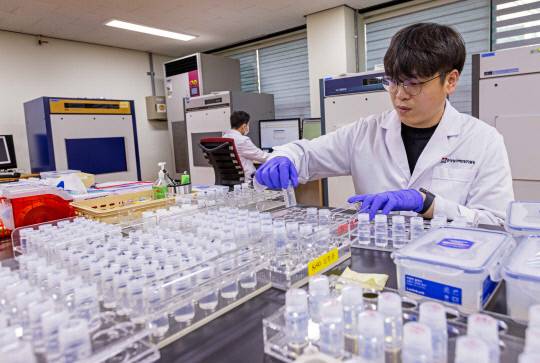 해수방사능 분석. 한국원자력안전기술원 제공