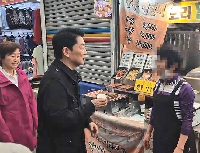 안철수 국민의힘 대선 경선 후보가 21일 대구 남구에 위치한 관문시장에서 시장 상인과 만나 얘기를 나누고 있다. 왼쪽은 안 후보의 아내인 김미경 서울대 의대 교수 ⓒ데일리안 김민석 기자